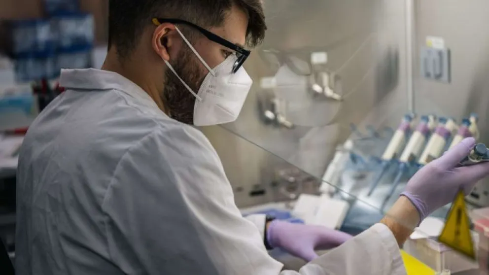 ¿Quiénes poseen mejores anticuerpos para enfrentar las nuevas variantes de Covid?