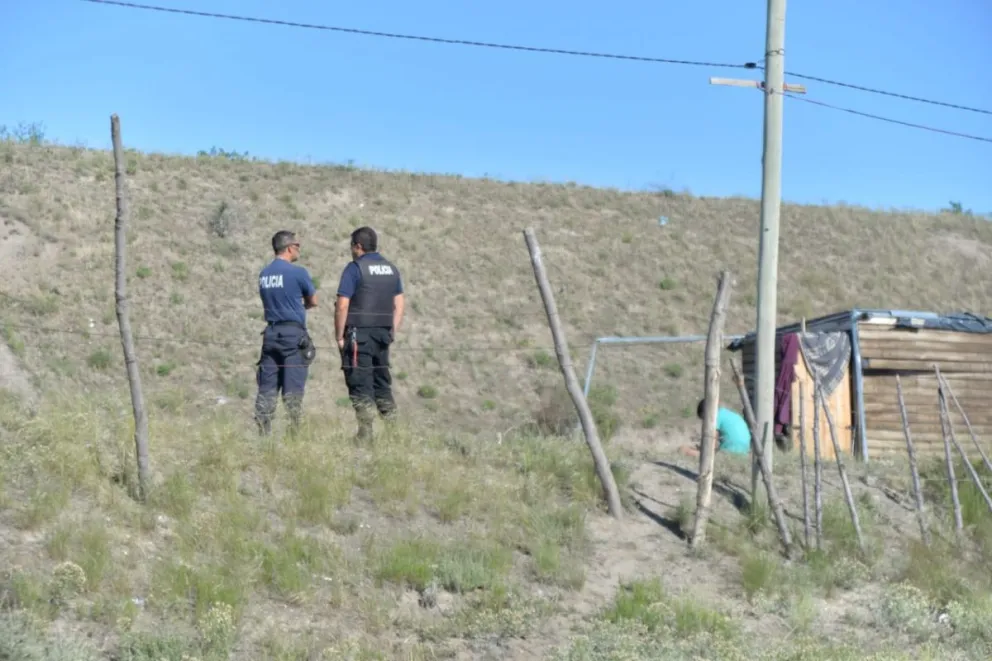 Apuñalaron a un hombre en la toma detrás de las vías