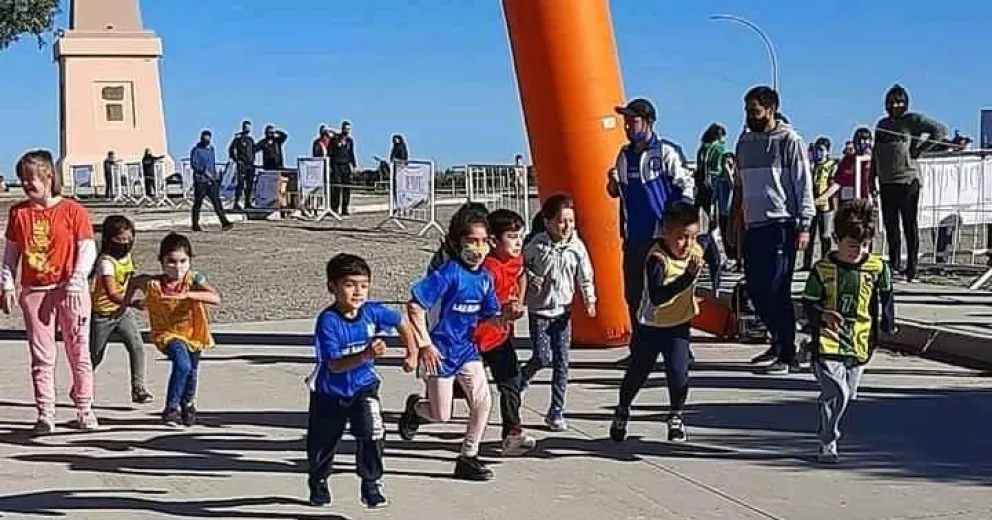 Las Maras están de cumpleaños y lo celebran corriendo desde la tarde hasta la noche