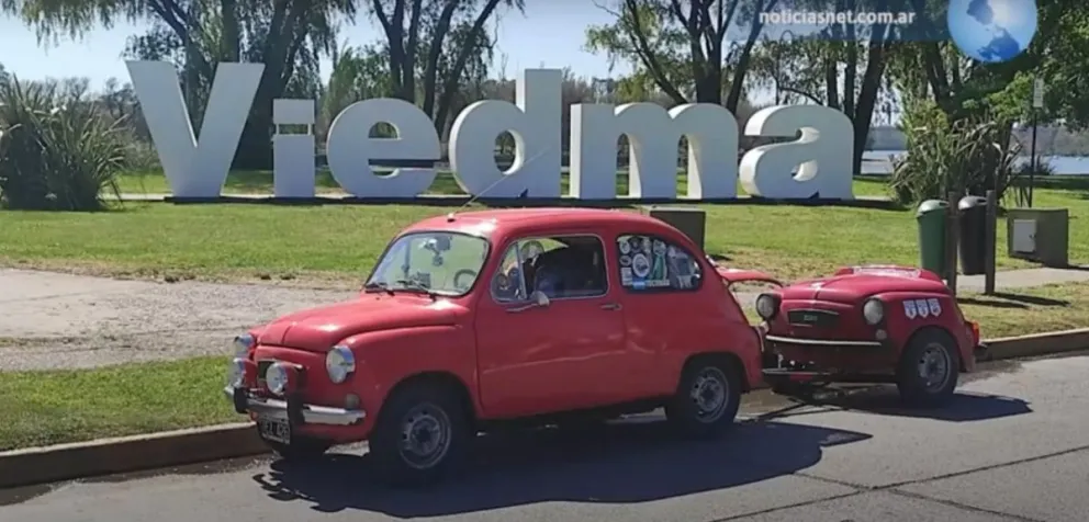 Recorriendo las rutas en un Fiat 600: viajeros tucumanos pasaron por la Comarca 