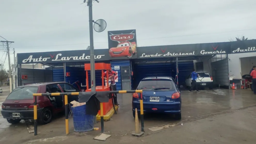 Denuncian a un “loco al volante” que casi atropella a un hombre con su nene