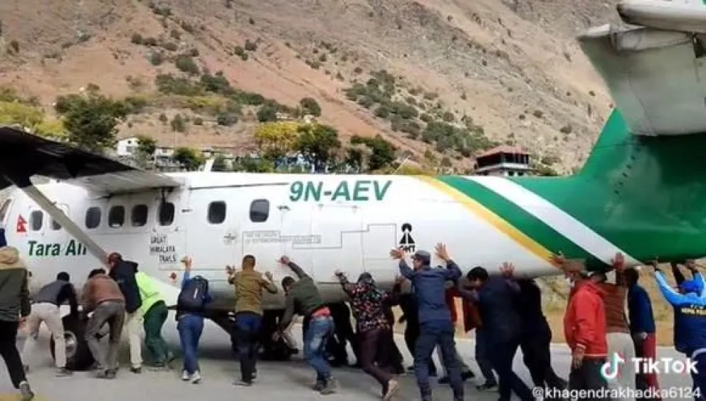 En plena pista: Un avión pinchó goma y los pasajeros tuvieron que bajarse a empujar