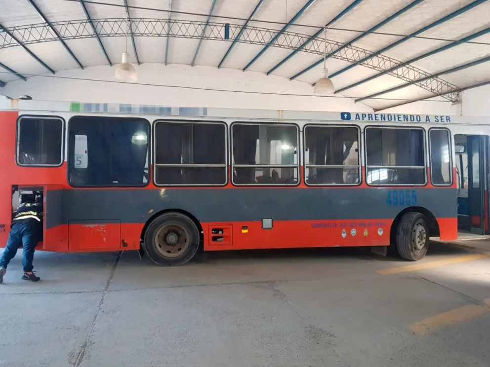 Secuestraron un colectivo y un auto por adulterar los números del motor