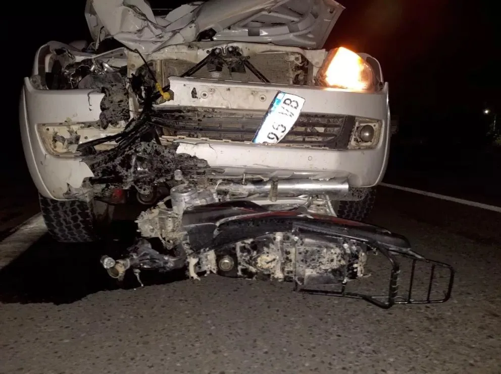 Una camioneta arrastró 50 metros a un motociclista y murió en el acto