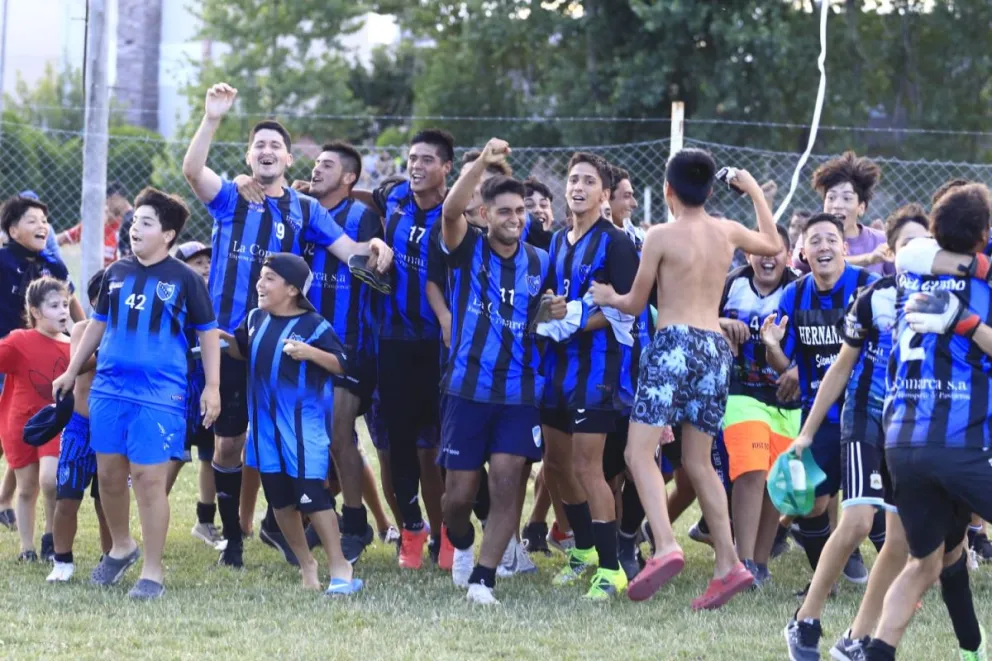 Guido ya tiene regalo de Navidad: salió campeón de la liga barrial tras vencer a Las Flores