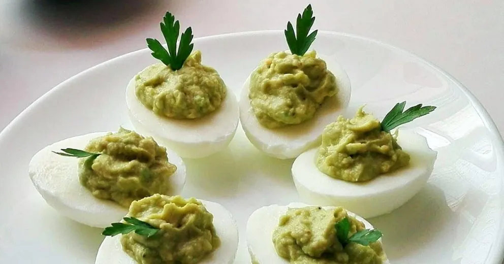 Receta ideal para la mesa navideña: huevos rellenos con pasta de palta, tomate y cebolla 