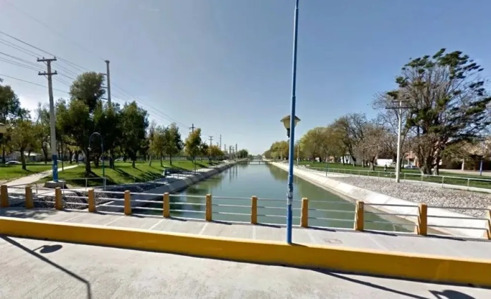 Desesperada búsqueda de un joven que se arrojó al canal de Roca