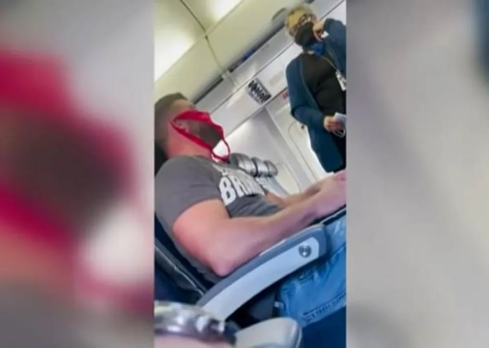 Insólito: quiso viajar con una tanga como barbijo y así lo bajaron del avión