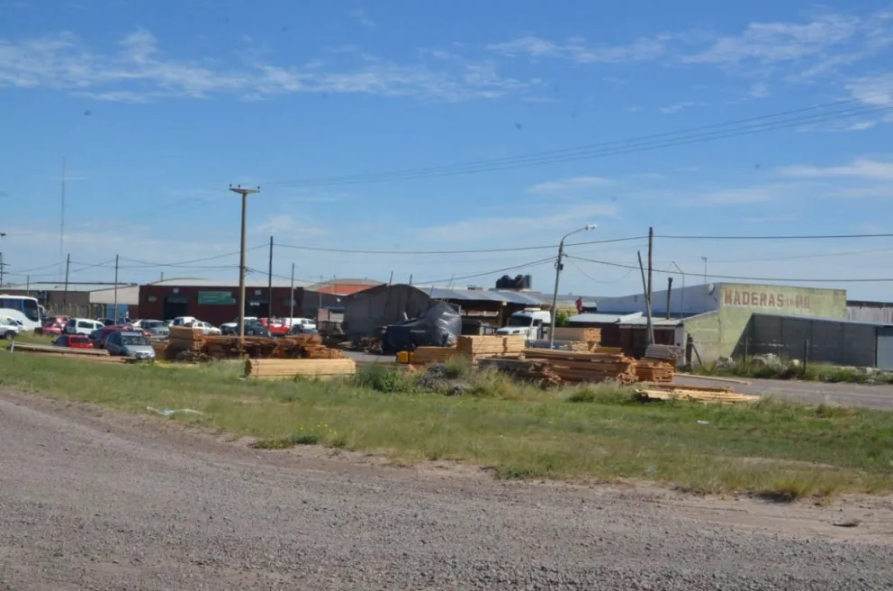 Un peligro: Hay malestar en el Parque Industrial por el taponamiento de los espacios públicos