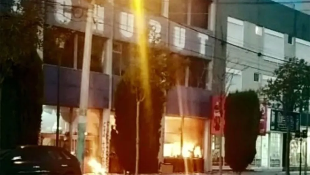 Manifestantes antiminería incendiaron y destrozaron la sede del diario “El Chubut”