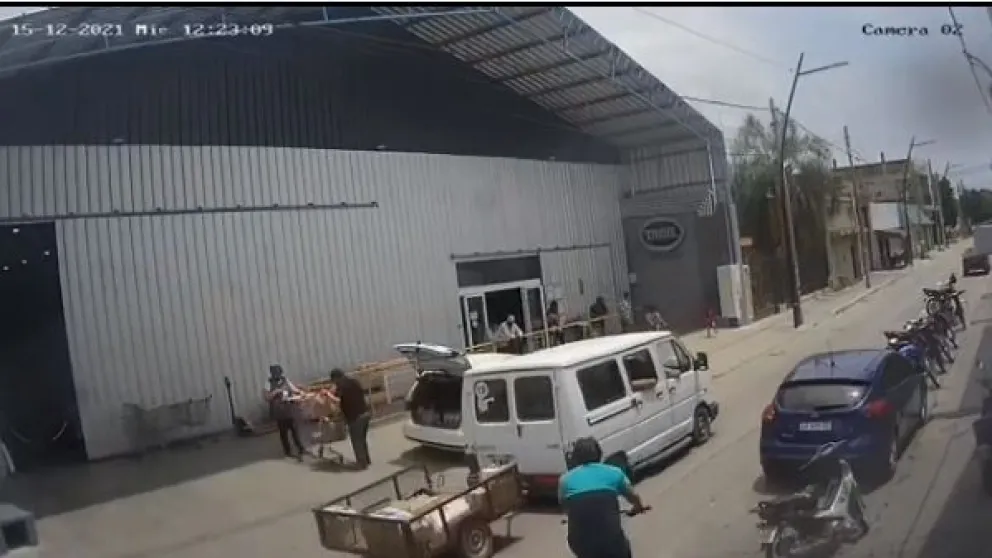 Video: Un hombre arriesgó su vida y salvó a una nena de cuatro años que iba a ser atropellada 