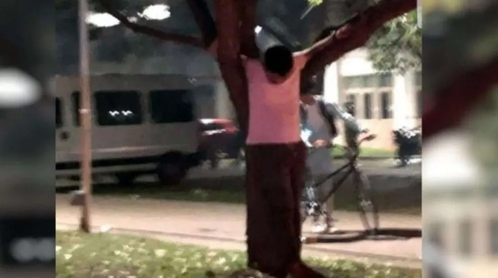 Un joven apareció crucificado en un árbol tras una fiesta de egresados