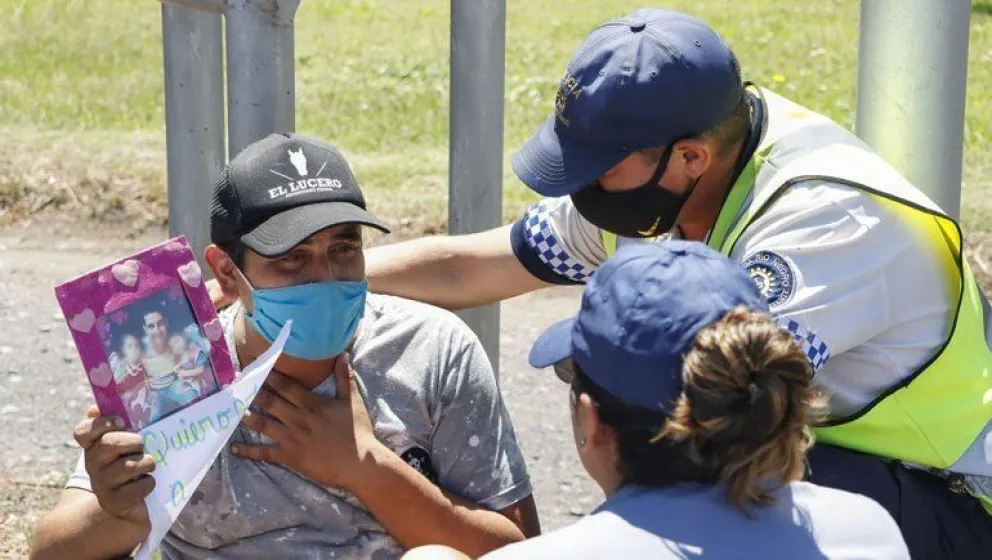 Un policía se encadenó a un caño porque no puede ver a sus hijas