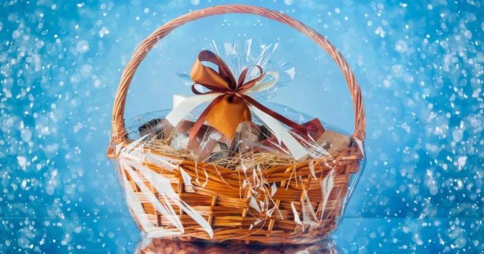 Narcocanasta navideña: rifaban una cesta que incluía alcohol, drogas y un jamón