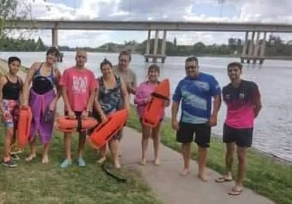 Proponen crear una Escuela de Natación de Verano, que funcionaría en el río Negro