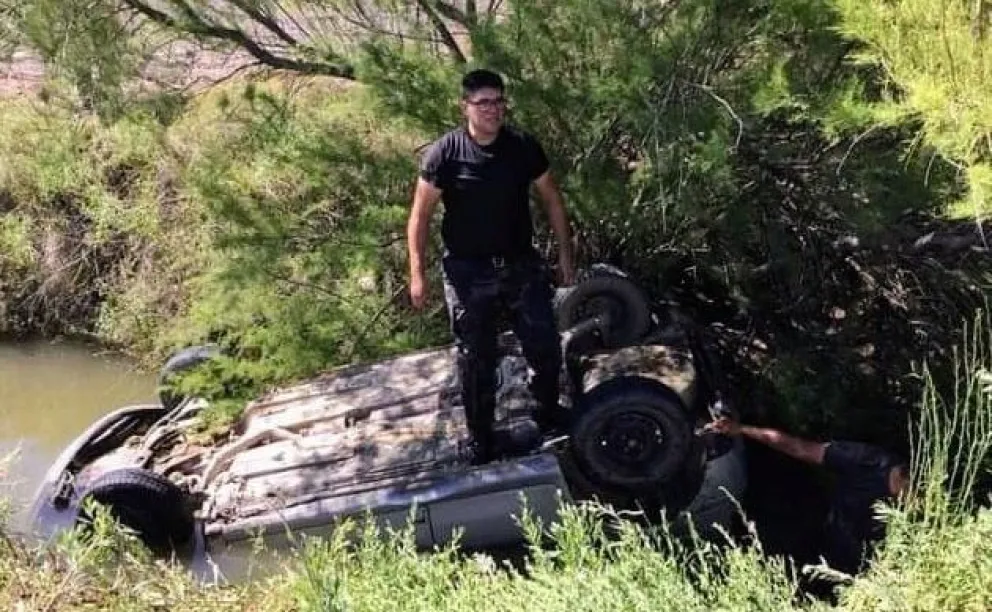 Un milagro: volcaron en un canal y dos policías que pasaban por ahí los ayudó a salir