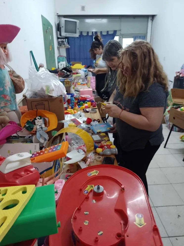 Incesante trabajo del "hospital de juguetes" para multiplicar las sonrisas en Navidad