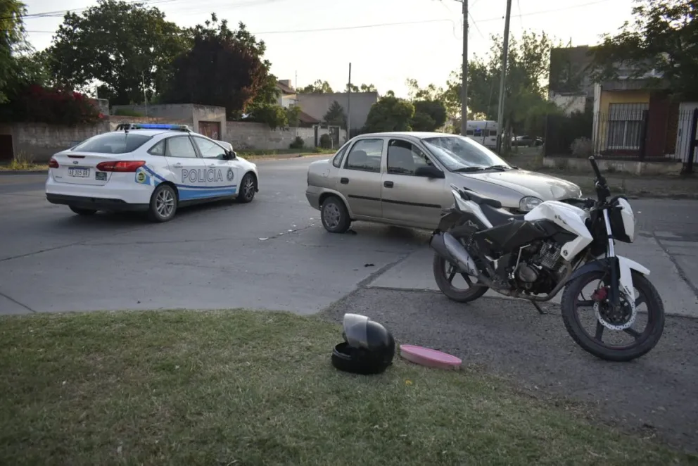 Chocó una moto cuando intentaba doblar