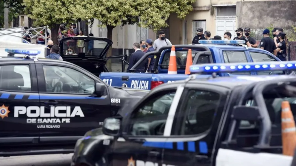 Se subió a una camioneta de la policía para denunciar el robo de su auto y terminó muerto