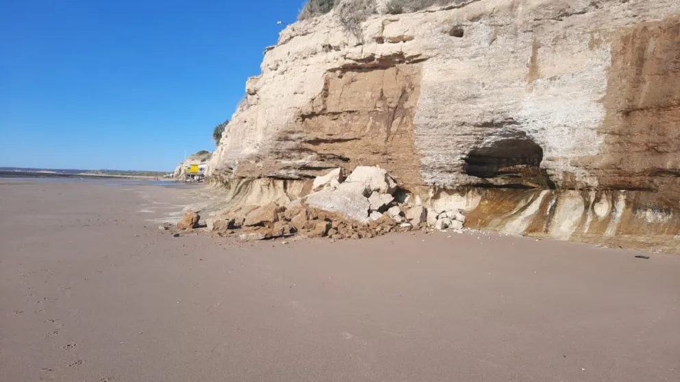 Preocupan los desprendimientos en los acantilados de Las Grutas: van dos en una semana 