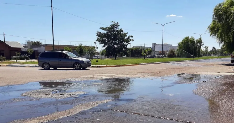 Volvió a salir agua a borbotones de la alcantarilla de Sussini y San Luis