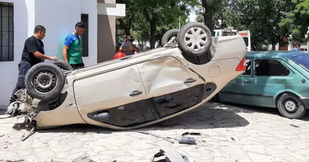 Brutal accidente en 7 de Marzo y Tucumán: uno de los autos terminó volcado en la vereda