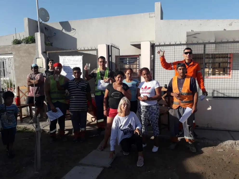 Esperaron a los recolectores para agasajarlos, agradecerles y regalarles una canasta navideña