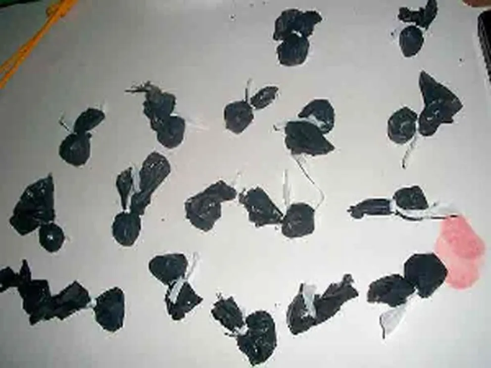 Detienen a una pareja con varias “bochitas” de marihuana 