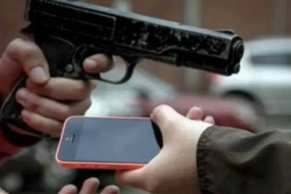 ¡Insólito! Un motochorro le robó el celular a un joven y como era un modelo viejo le disparó en un pie