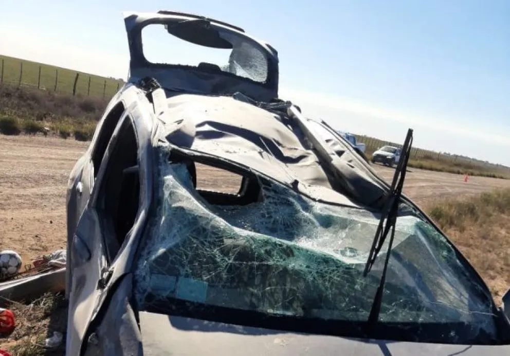 Dos personas heridas y algunos contusos durante un vuelco en el camino de Bahía San Blas