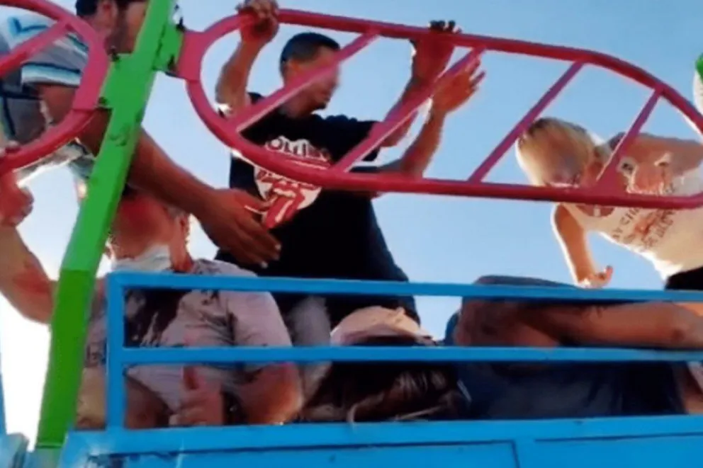 Descarriló una montaña rusa y dejó un saldo de cinco heridos