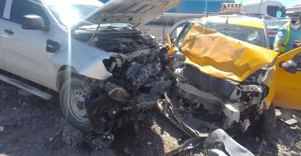 Un taxista borracho chocó de frente contra una camioneta