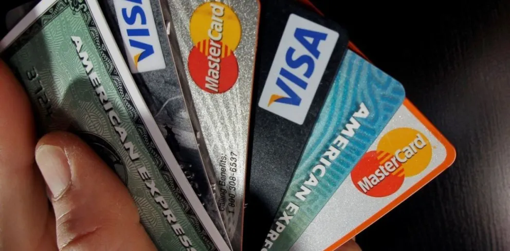 Un banco deberá indemnizar a un cliente al que le cobraron de más la refinanciación de las tarjetas: de cuánto es el monto  