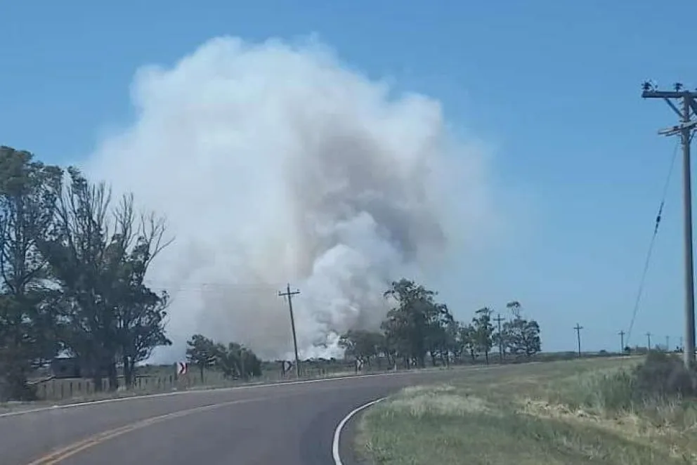 Bomberos continúan trabajando en el incendio camino a El Cóndor