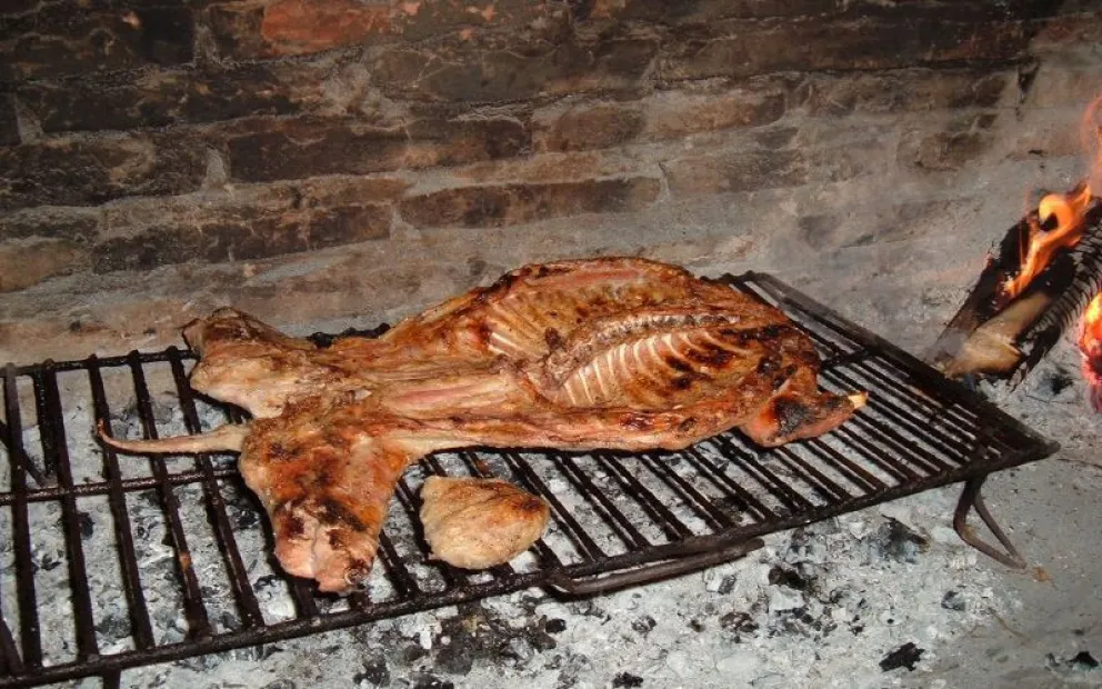 Insólito: pescaron a policías robando una oveja para hacer un asadito en la comisaría