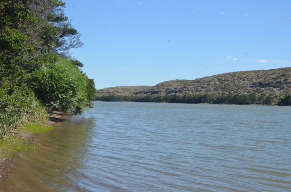 Siguen buscando al adolescente que desapareció en el río