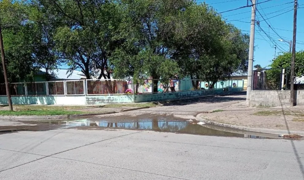 Cloacas desbordadas, aguas servidas que van a los pluviales y de ahí al río Negro
