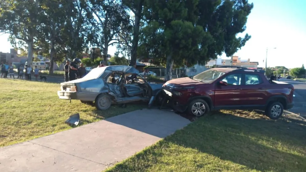 Tremendo choque cerca de la costanera con un joven herido