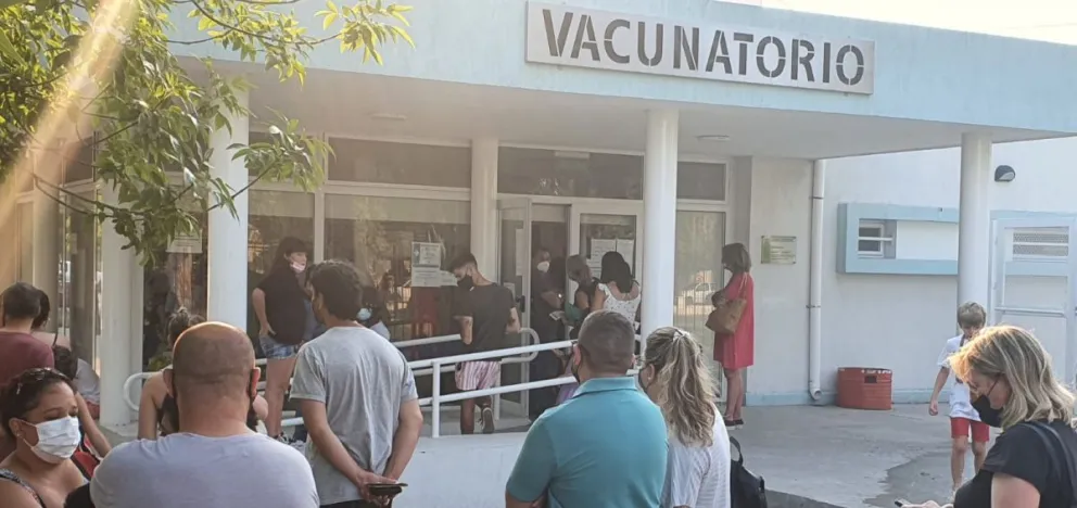 Fiebre y ansiedad junto al vacunatorio para aplicarse la tercera dosis en Viedma