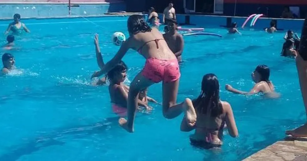Pileta libre: Villa Congreso recibió a los chicos del barrio El Progreso