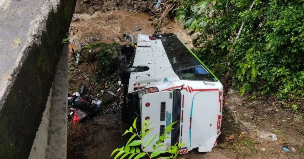 Gravísimo accidente: cayó un autobús de un puente en Colombia y hay siete muertos
