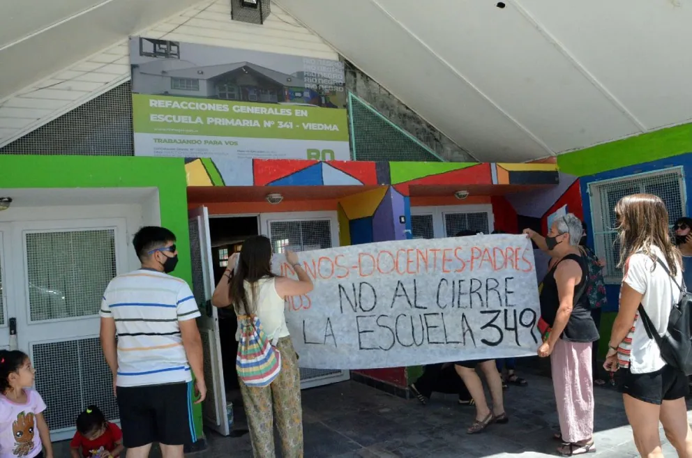 El abrazo que dio resultado: se resolvió el conflicto de la Escuela N° 349 