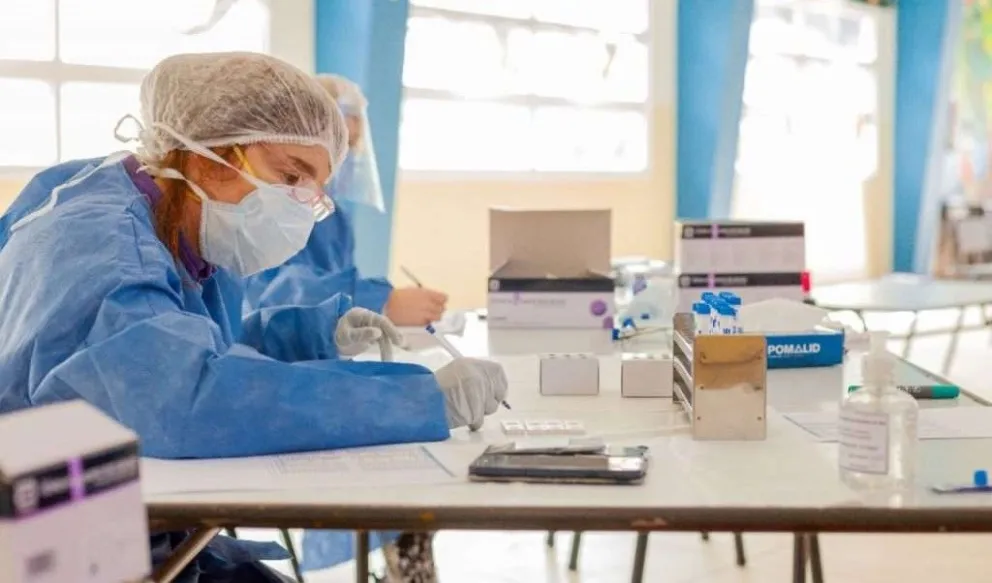 El Gobierno evalúa nuevas medidas sobre aislamientos, testeos y contactos estrechos