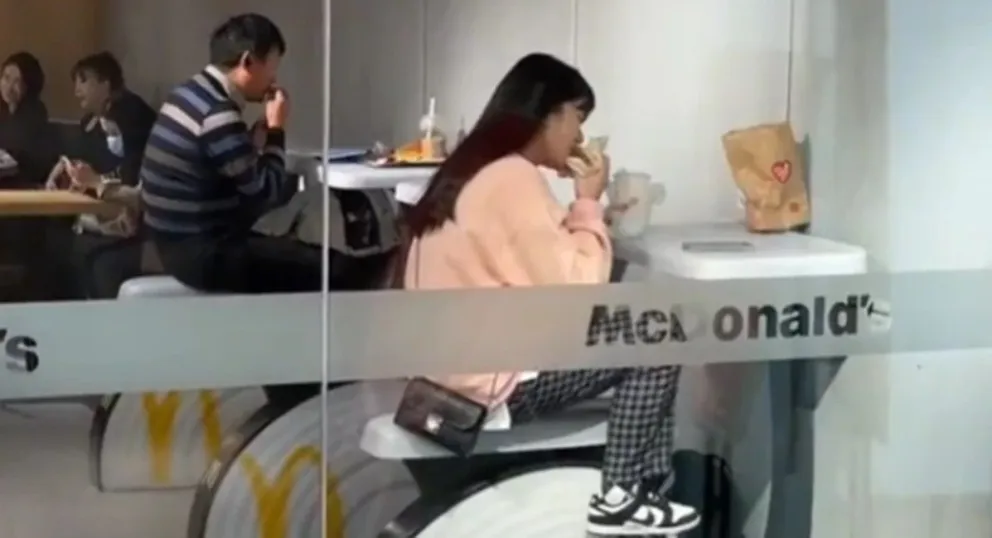 Insólito: un local de comida rápida instaló bicicletas fijas para comer mientras te ejercitás