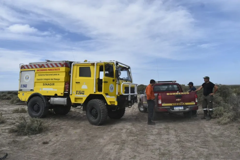 Un incendio de pastizales terminó afectando una camioneta