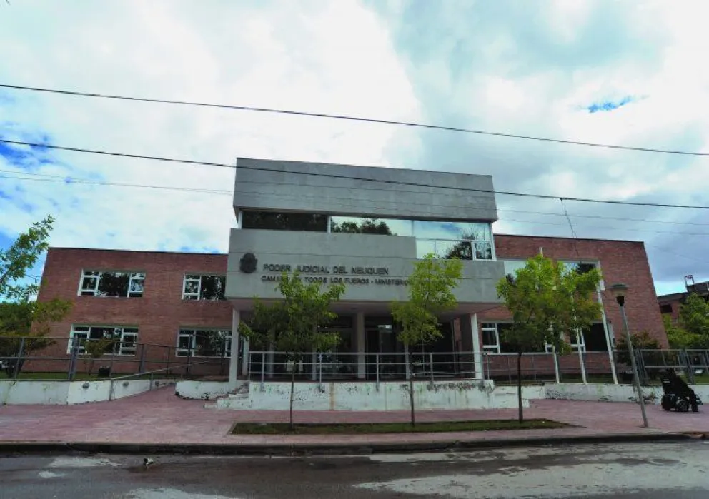 En Picún Leufú: Atacó a sus inquilinos con una daga casera y mató a uno de ellos