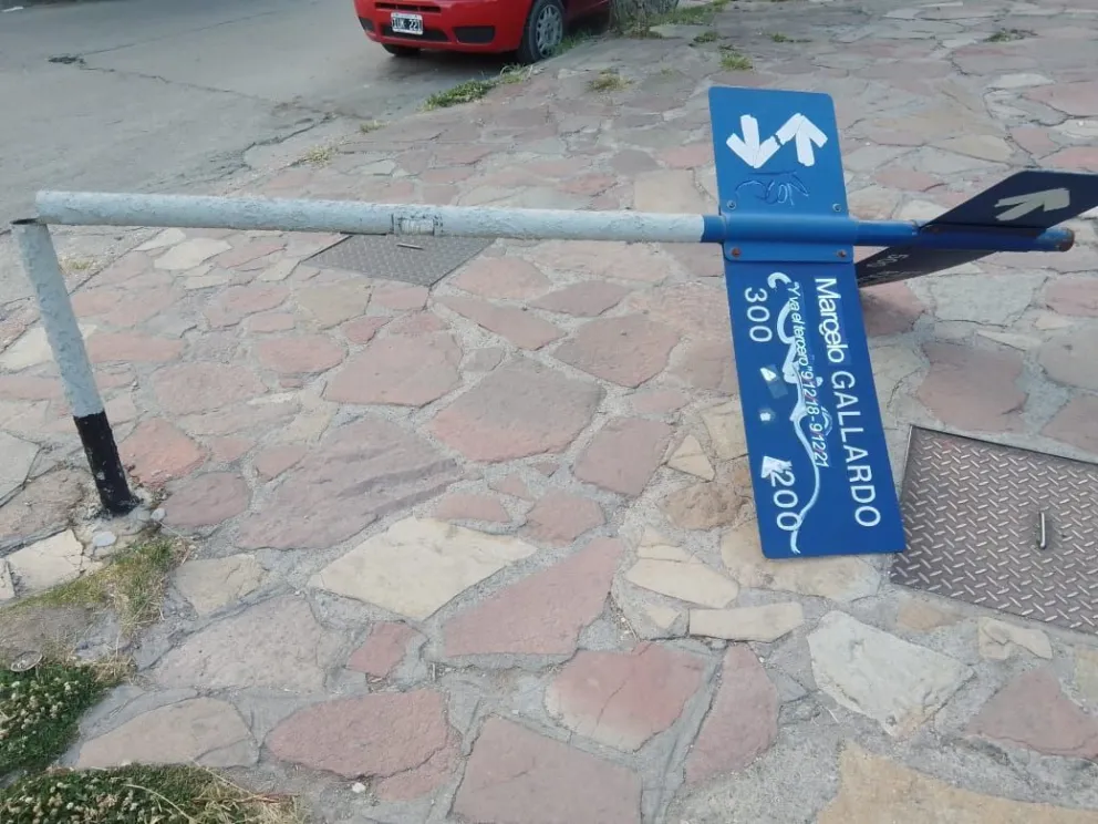 Avenida Marcelo Gallardo: uno de los carteles fue vandalizado  