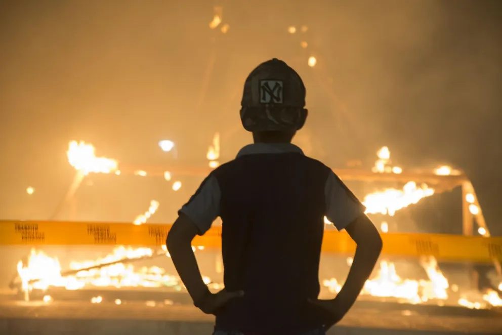 Inédita movida artística en Viedma: prendieron fuego un mangrullo frente al monumento del Fundador
