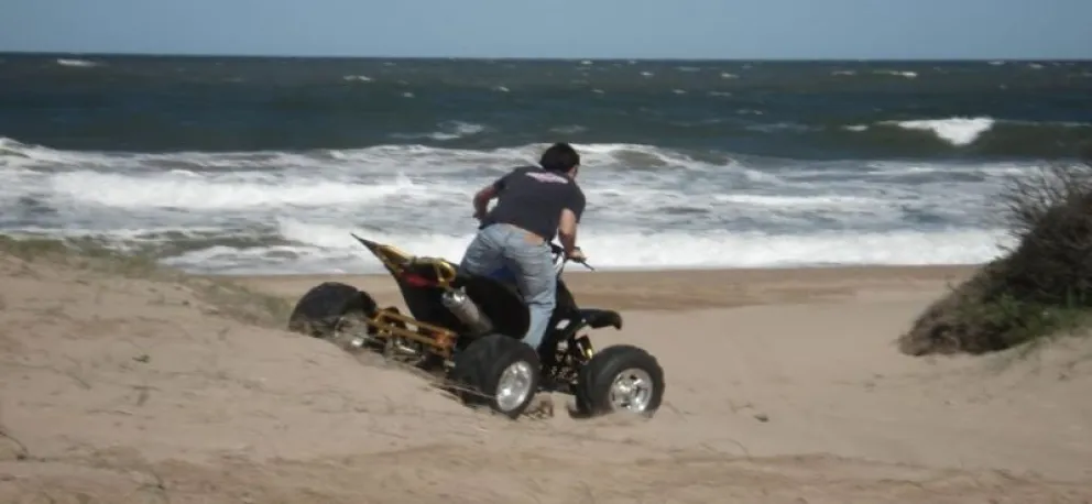 Falleció una turista en Pinamar al volcar su cuatriciclo: iba con menores y una amiga
