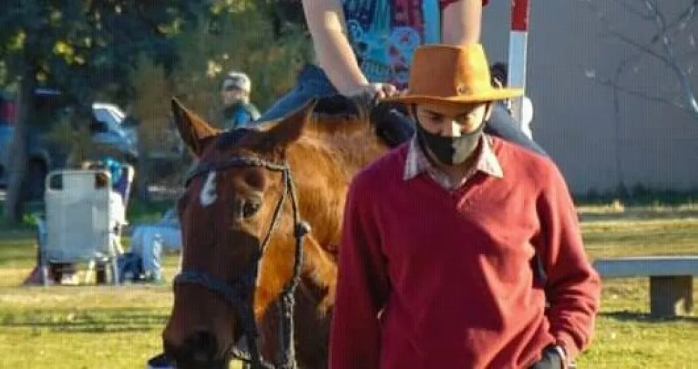Paseaba chicos a caballo en la Costanera, pero se lo prohibieron: “Quiero trabajar, no vender lo que tengo”